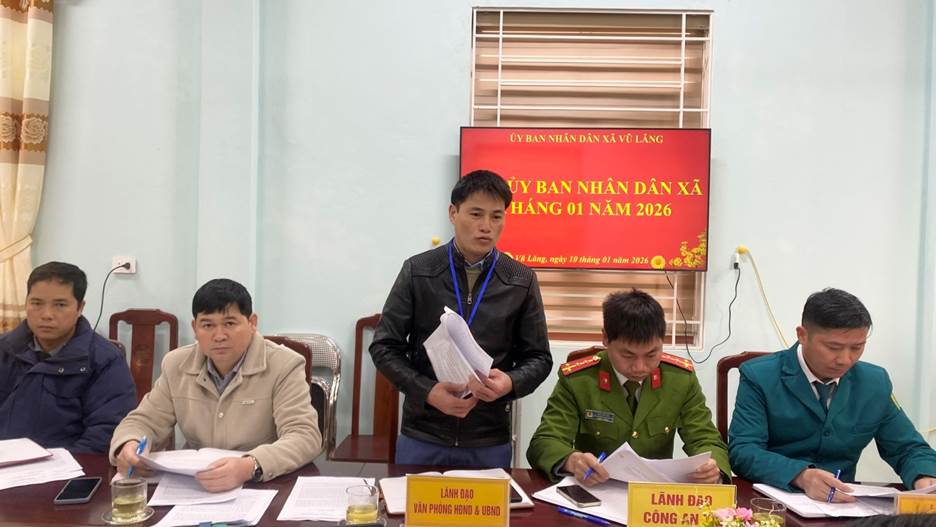 Lãnh đạo văn phòng UBND báo cáo tại Hội nghị